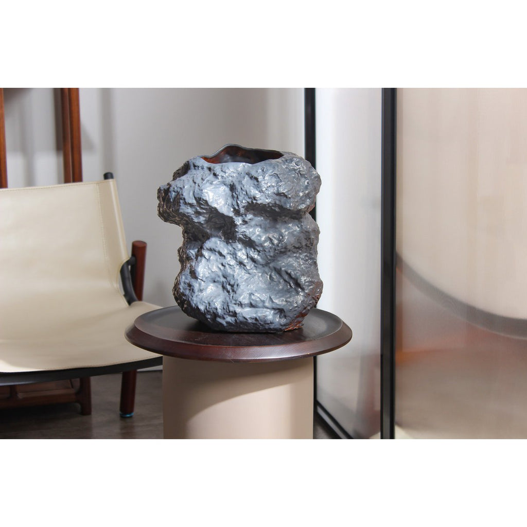 Ceramic vase with rock look, trendy natural design.CHU32ZW