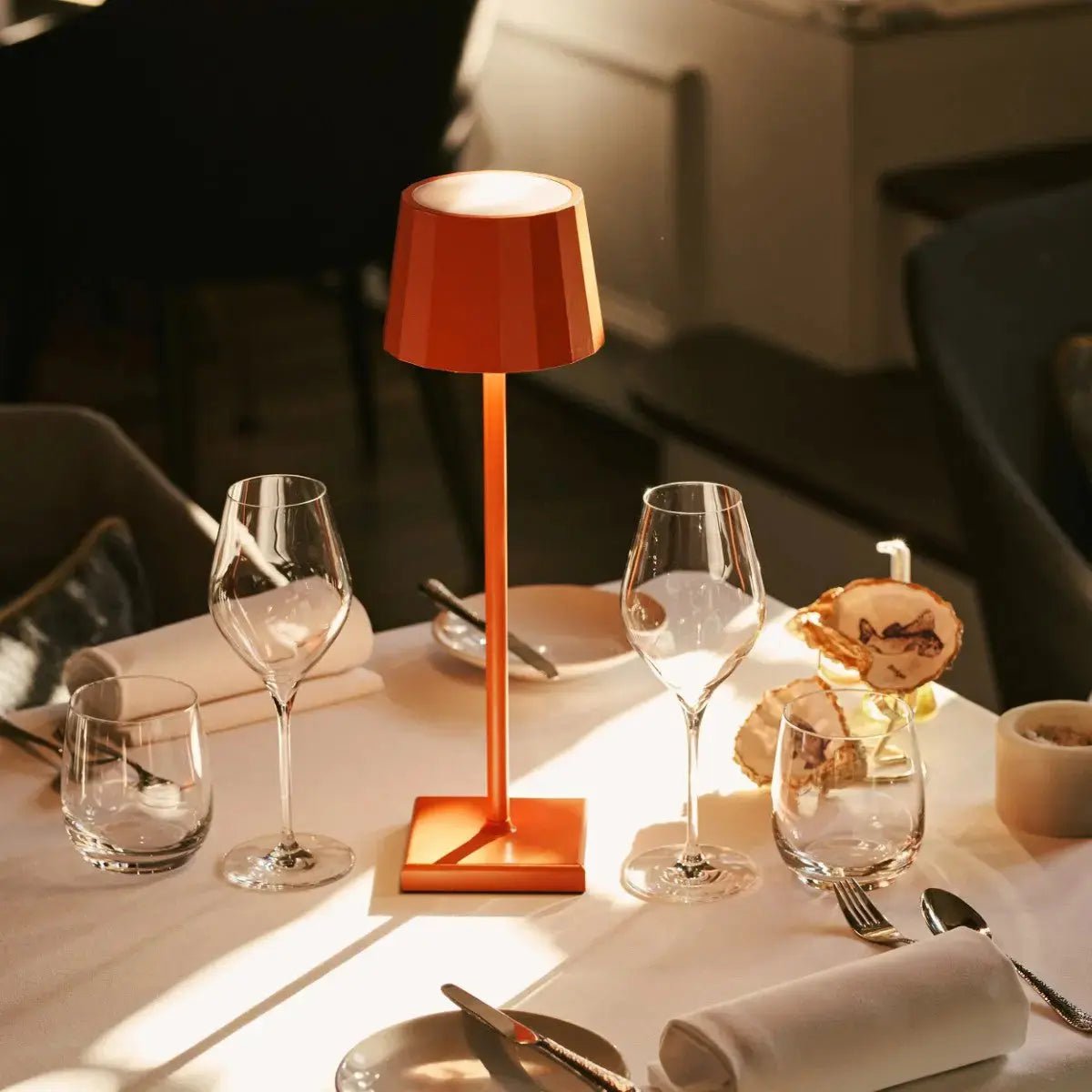 4× Wouter blossom orange rechargeable lamps with Amstel wireless charging dock
