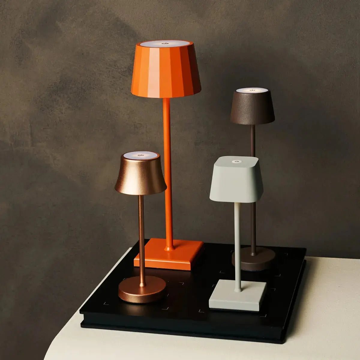 Amstel Dock charging lamps and compatible smartphone