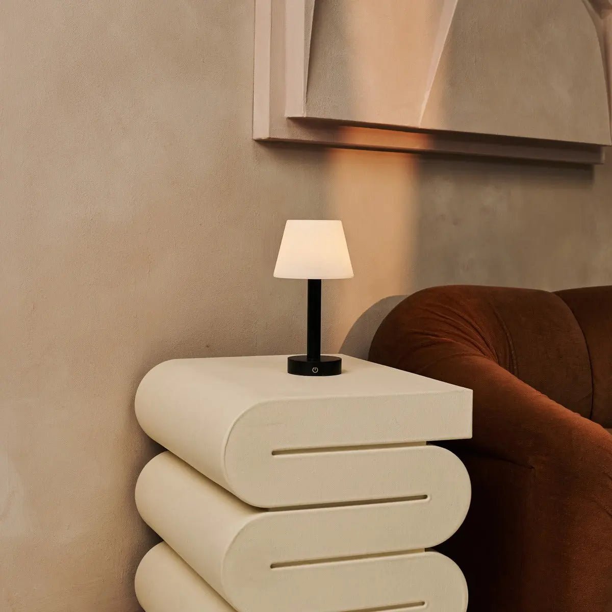 Zoe black lamp USB-C charging detail