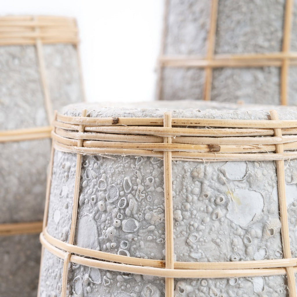 Die Cutie Vase aus Beton und Rattan