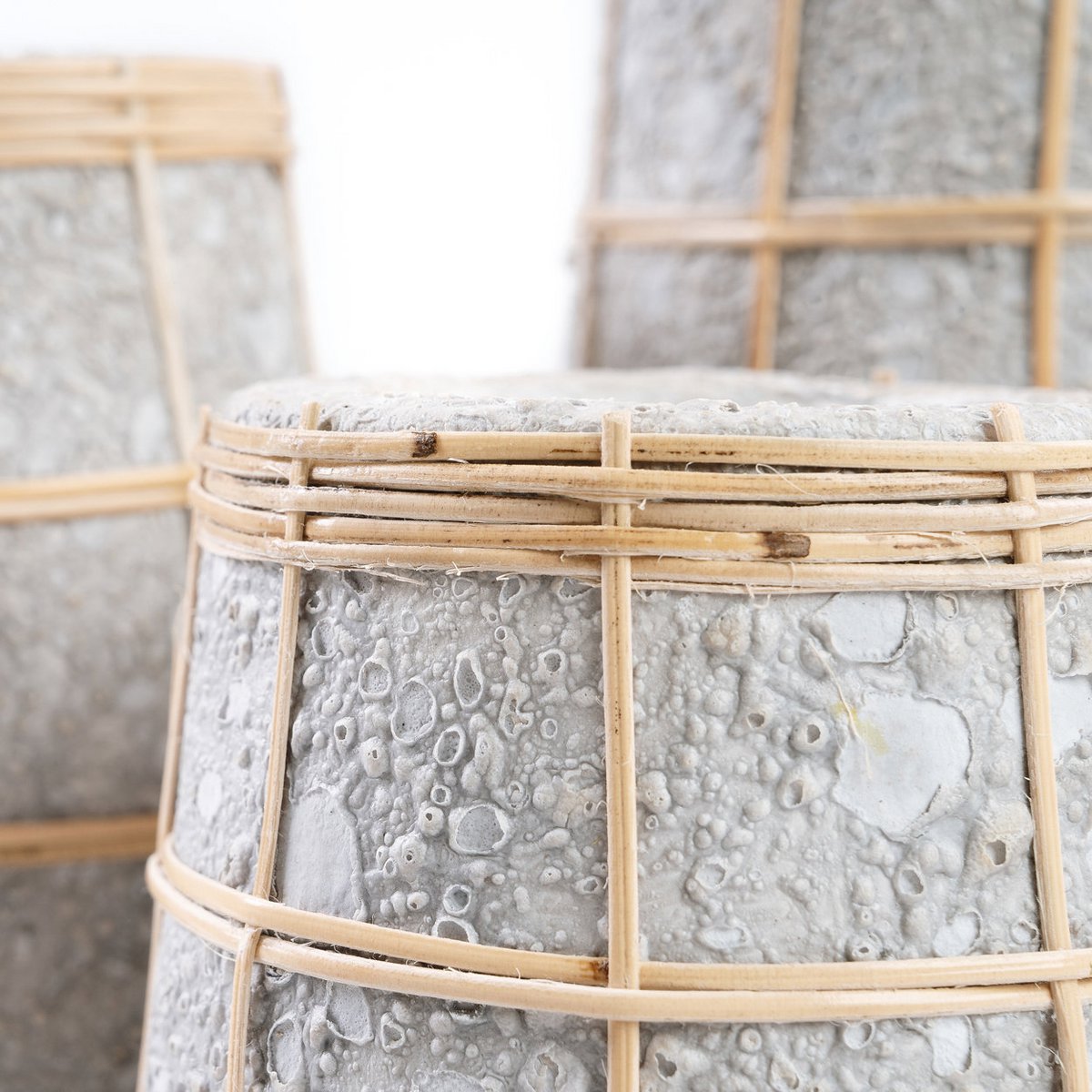 Die Cutie Vase aus Beton und Rattan