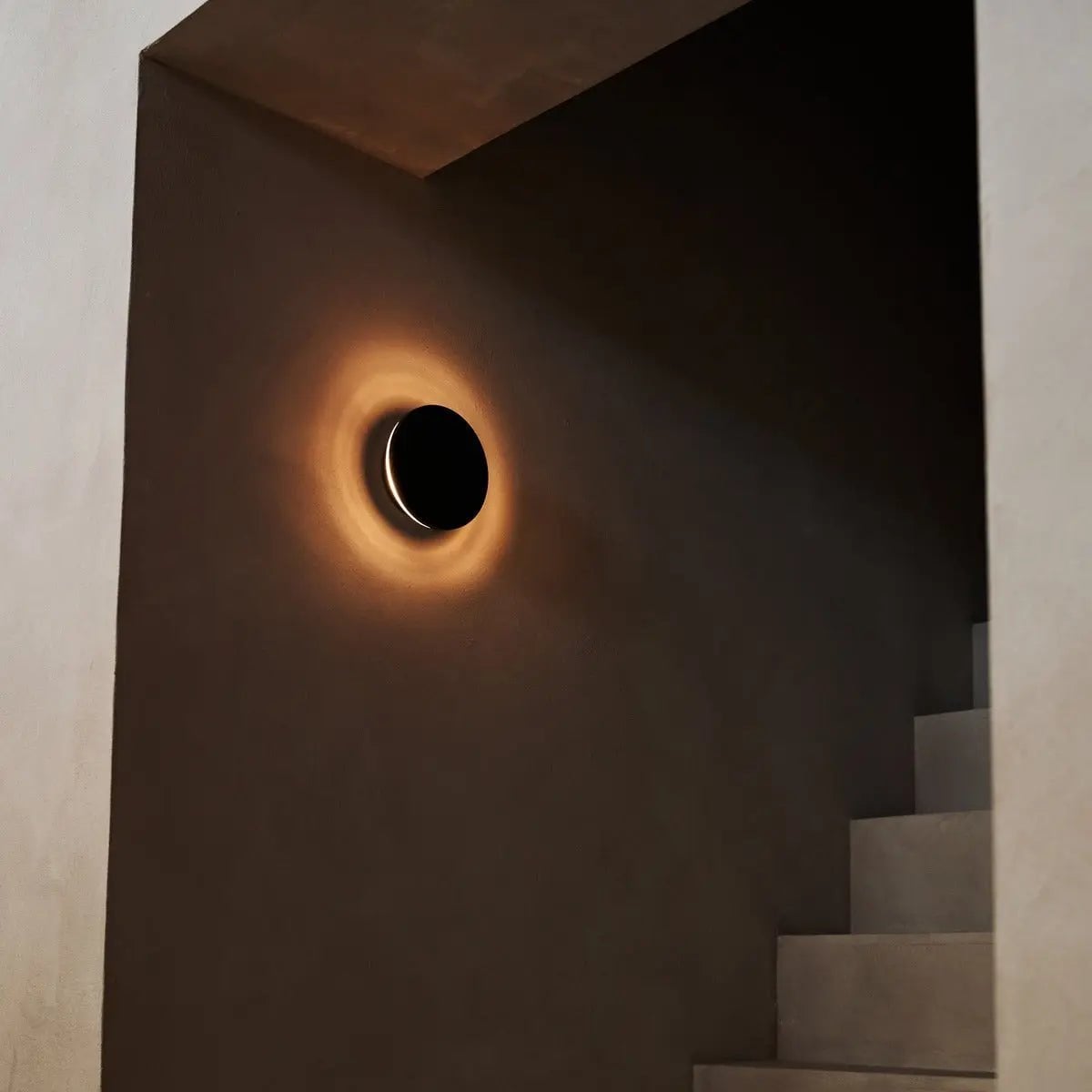Lou wall lamp touch-dim function close-up