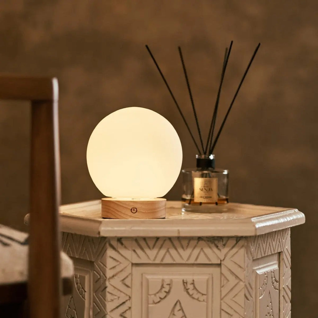 Flore lamp USB-C charging detail