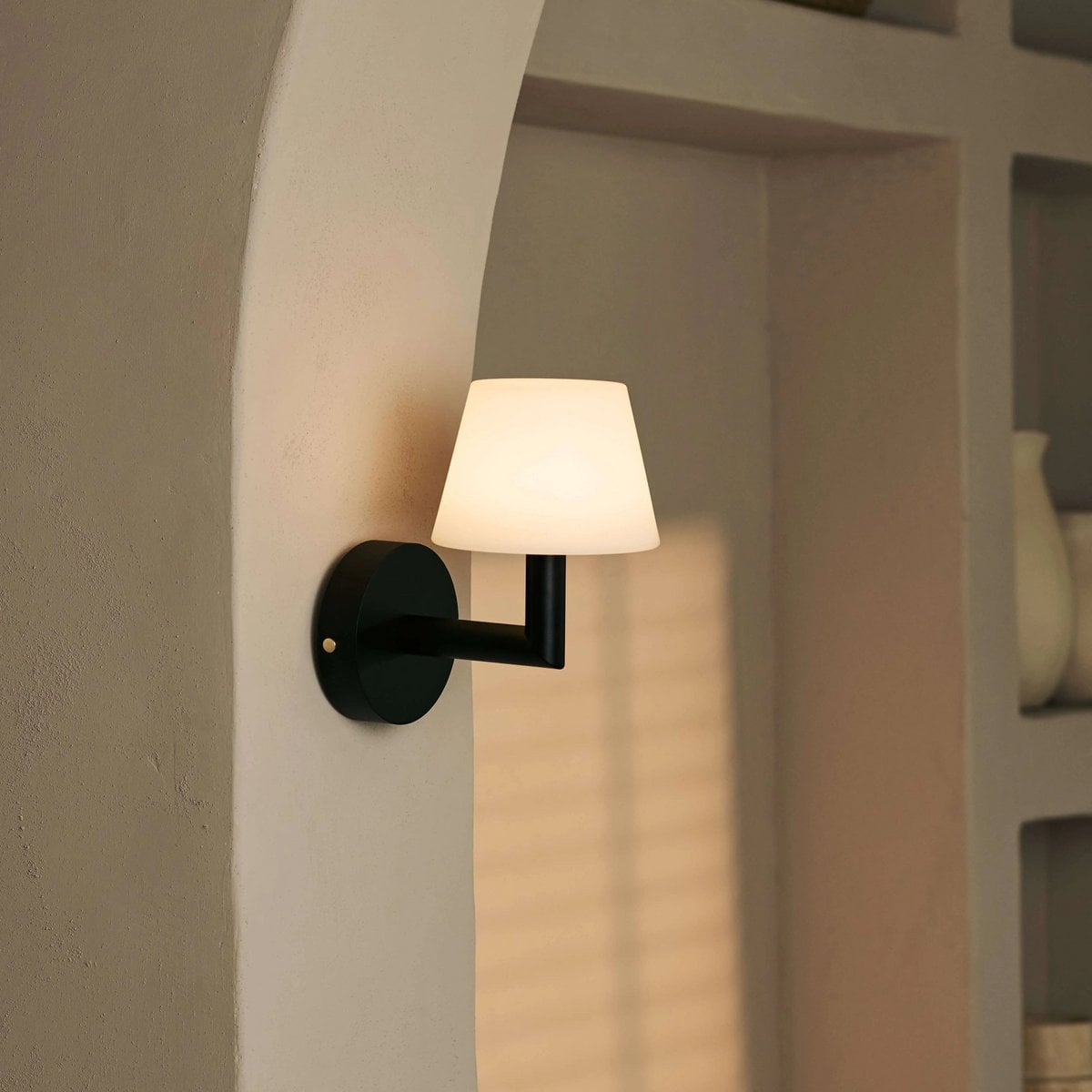Ted cordless lamp touch-dim close-up