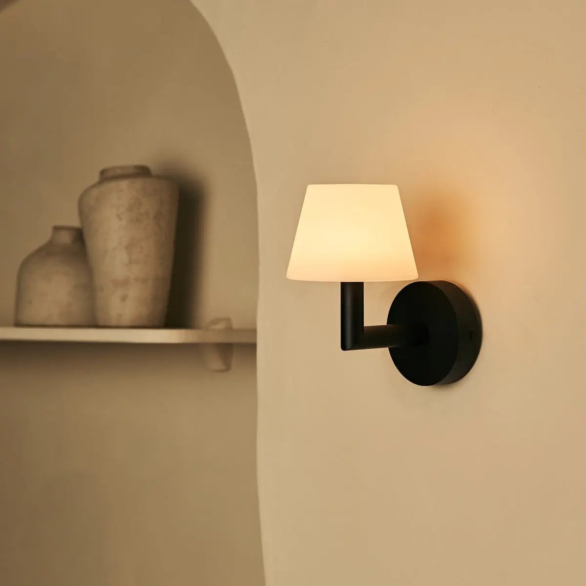 Ted rechargeable wall lamp USB-C charging detail