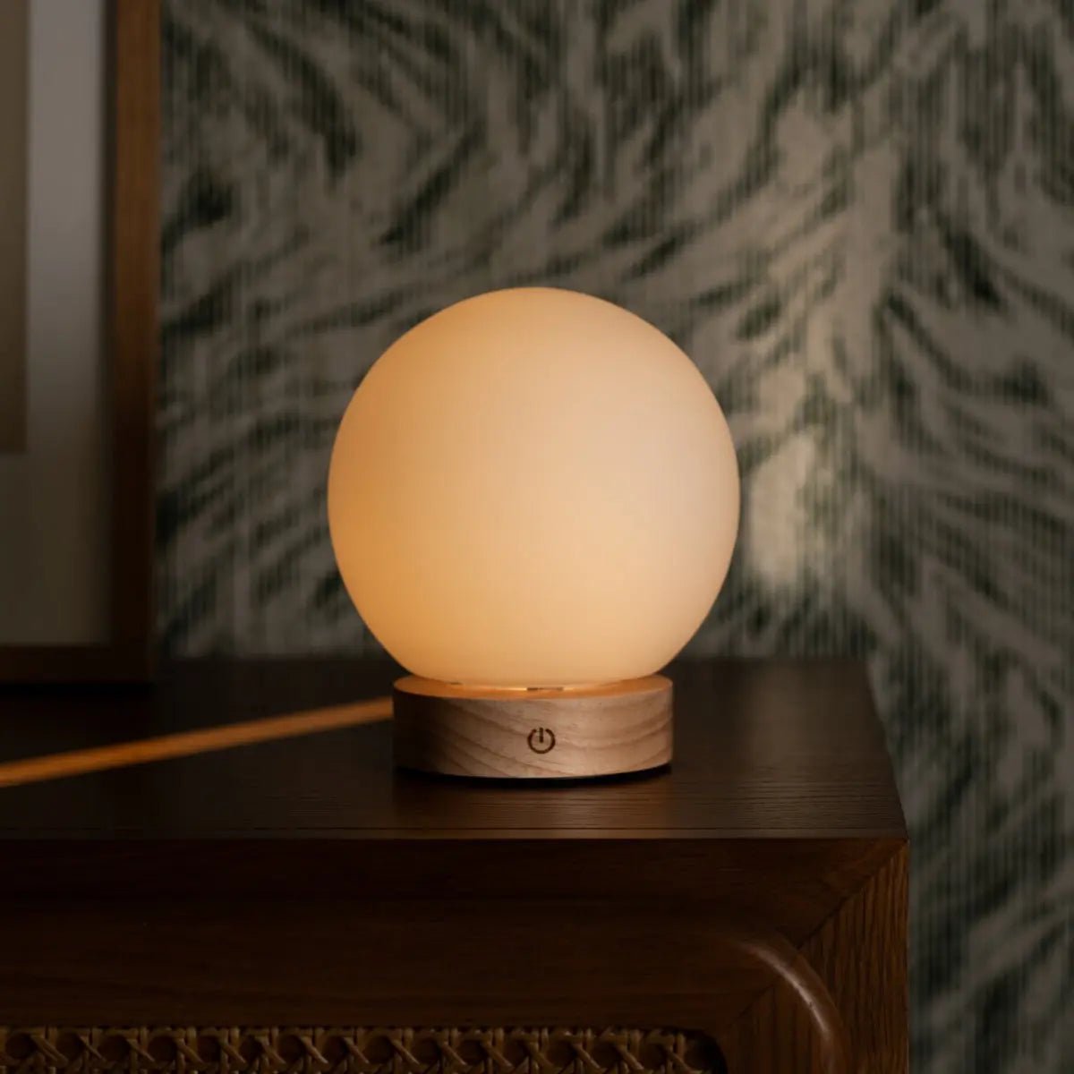 Flore rechargeable lamp touch-dim close-up
