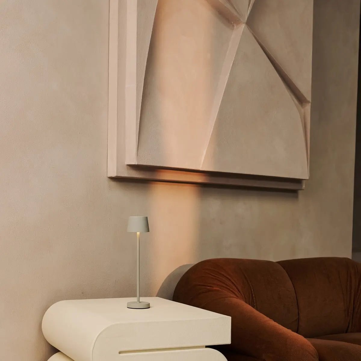 Vondel shadow grey lamp close-up of metal finish and touch base