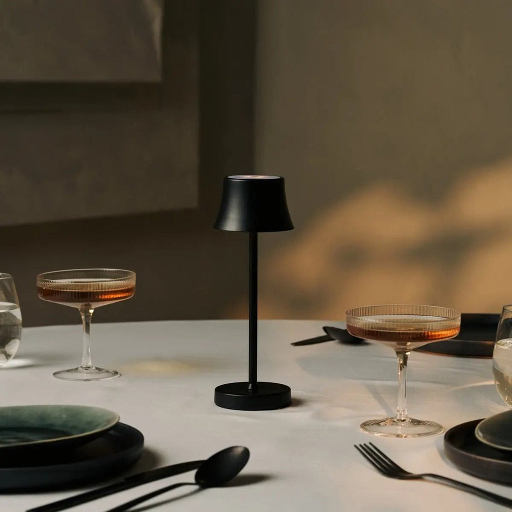 De Pijp lamp ambient warm light mode on dining table