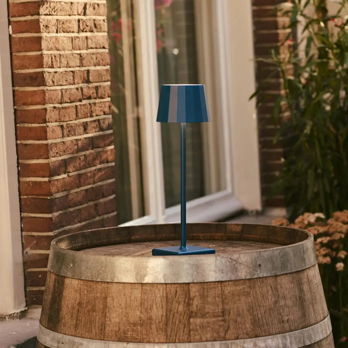 Cova Delft blue metal rechargeable cordless table lamp