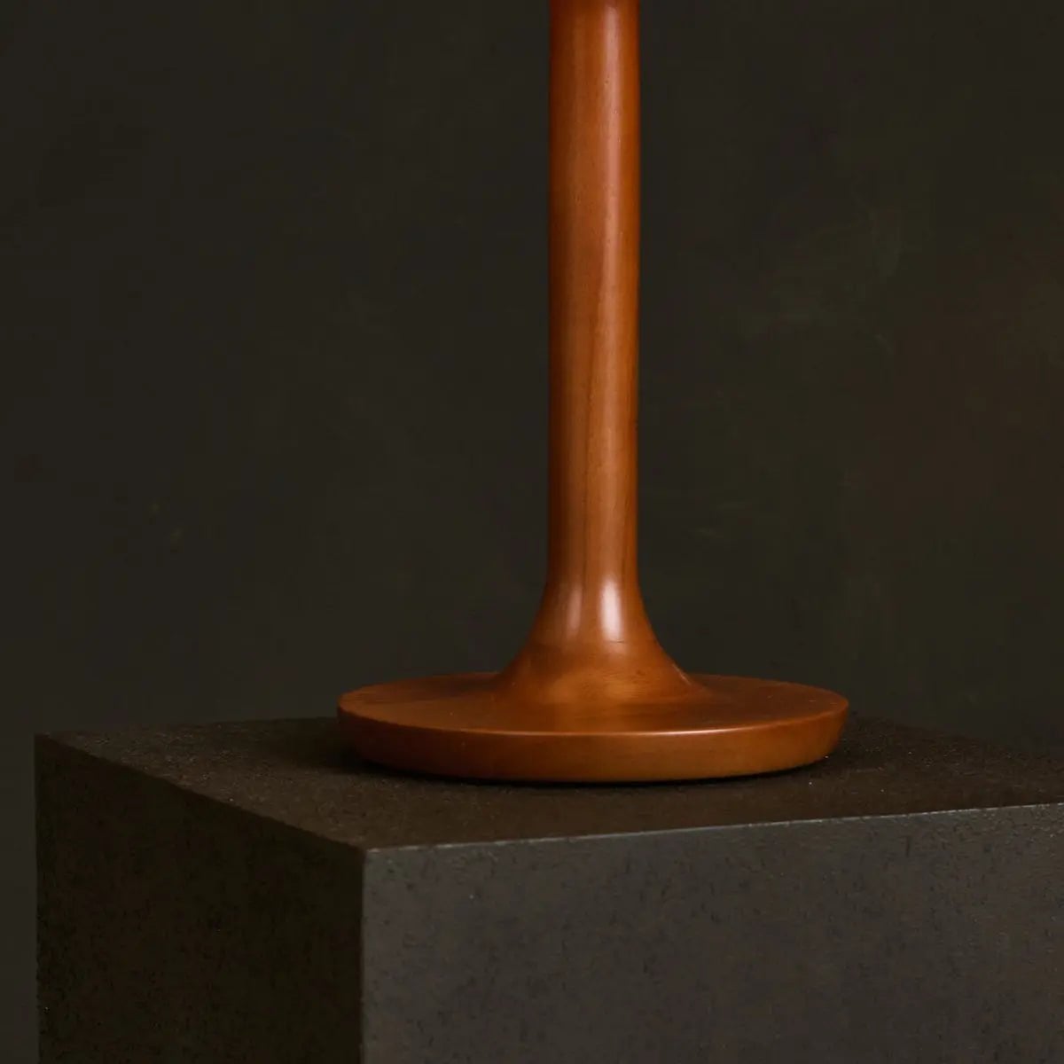 Ovaro table lamp close-up of chestnut wood base texture