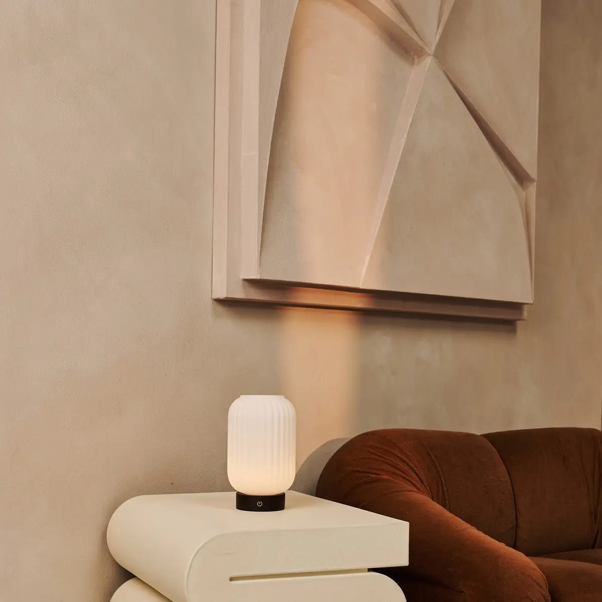 Lilly rechargeable lamp touch-dim function close-up