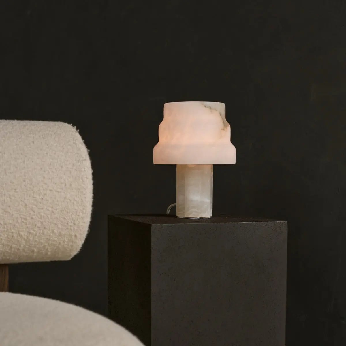 Vivere table lamp close-up of alabaster veining and soft tone