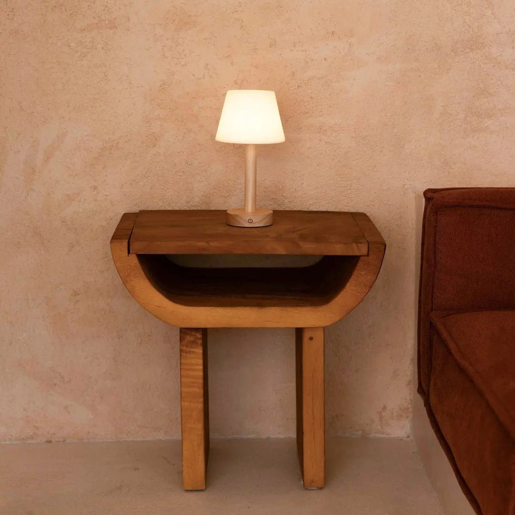 Zoe cordless lamp USB-C charging detail