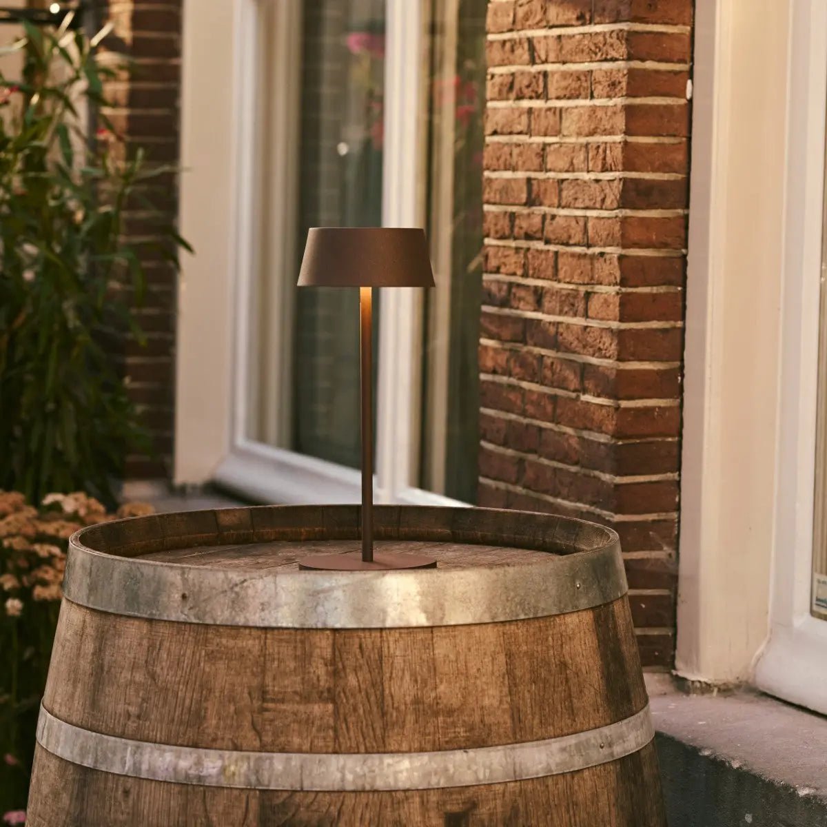 Sero cordless lamp side view showing cylindrical metal form