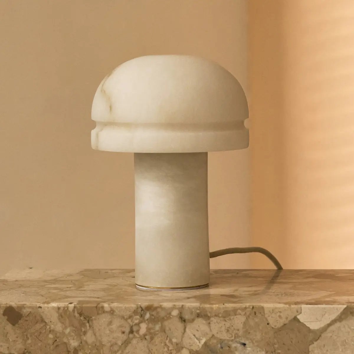 Sereno alabaster lamp side view showing natural stone form