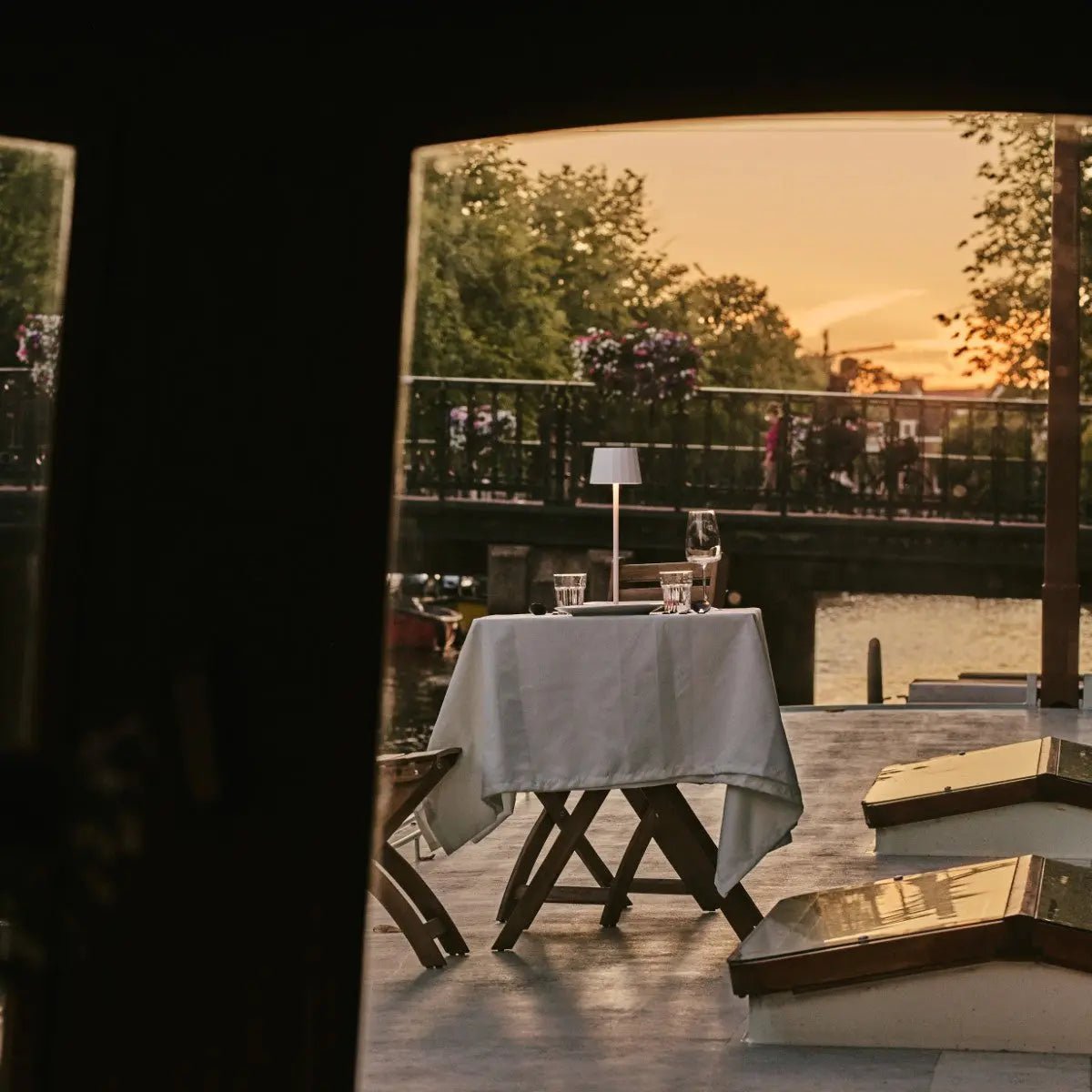 Sael cordless lamp detail of white metal finish