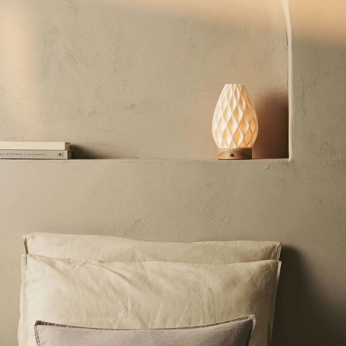 Virel rechargeable lamp close-up of 3D porcelain shade texture