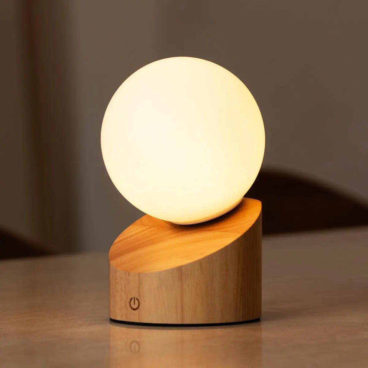 Morris rechargeable lamp touch-dim close-up
