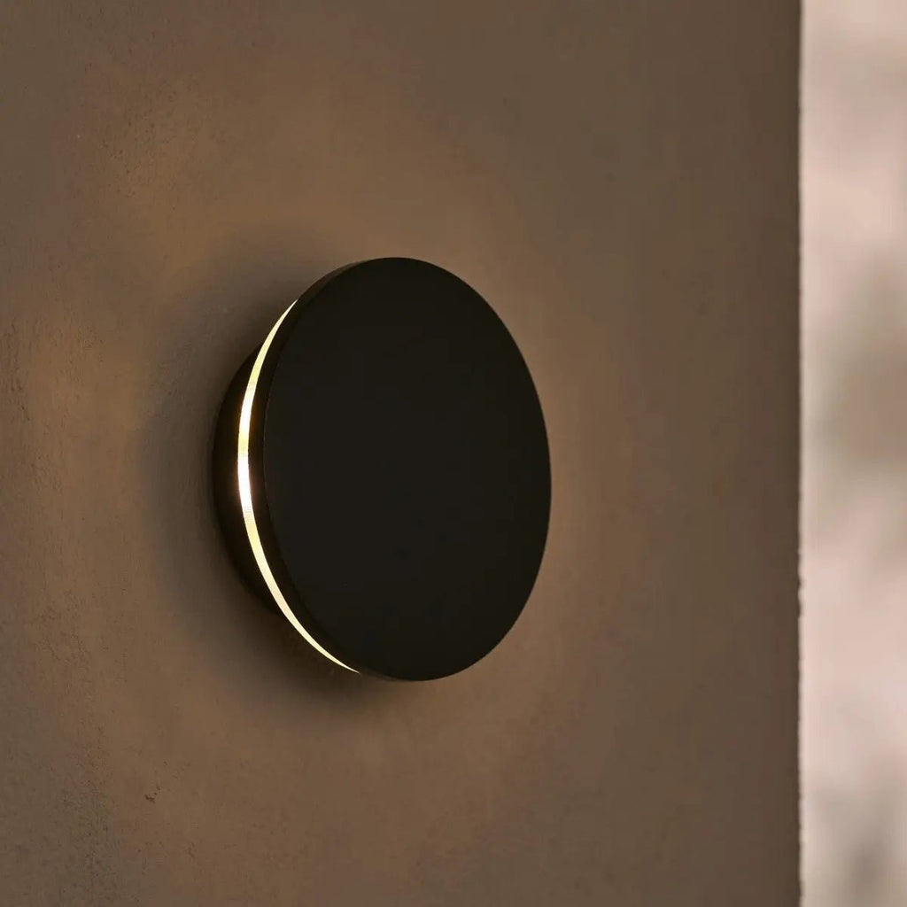 Lou cordless lamp USB-C charging detail
