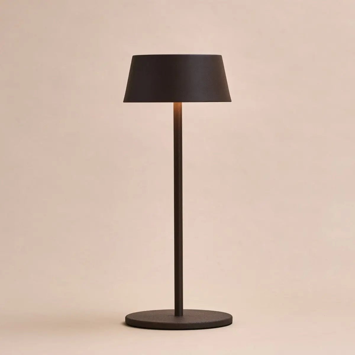 Hugo rechargeable lamp in dining room setting