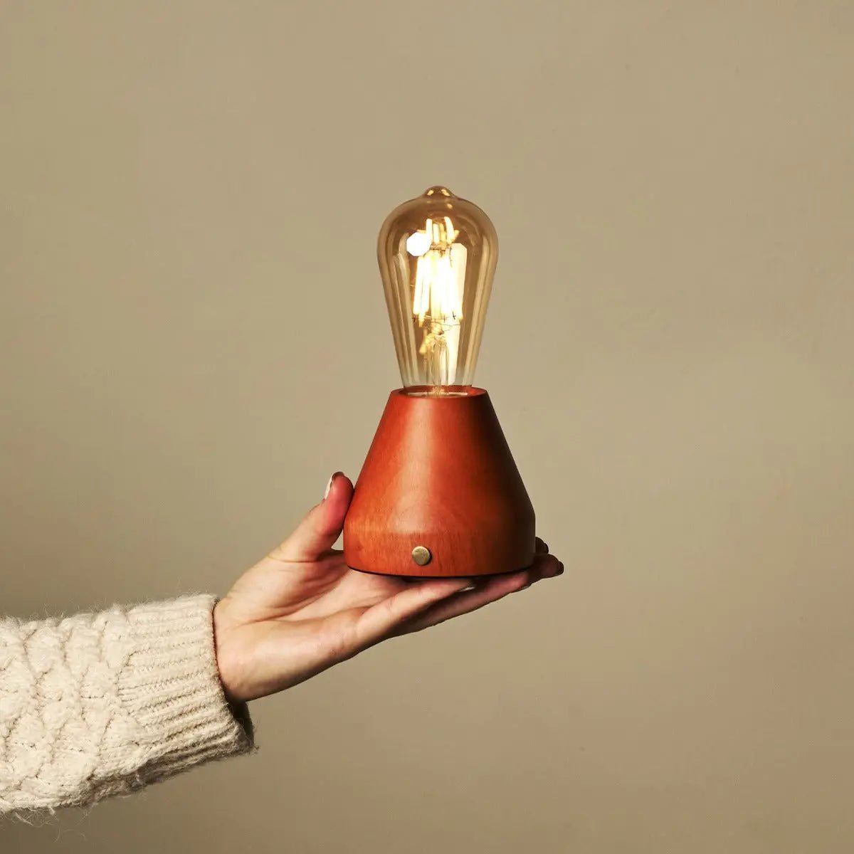 Zavi wooden lamp USB-C charging detail