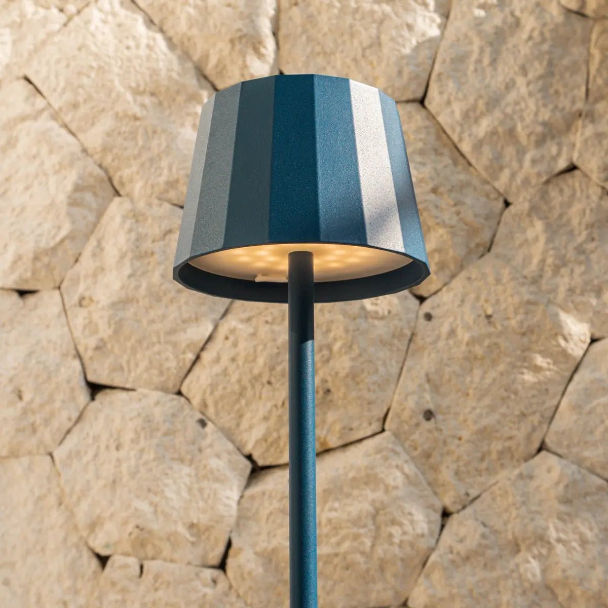 Cova metal lamp side view showing cylindrical Delft blue form