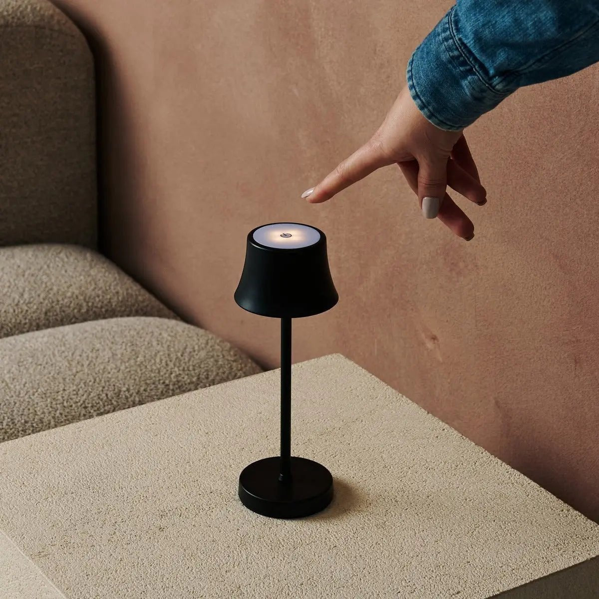 De Pijp lamp ambient warm light mode on dining table
