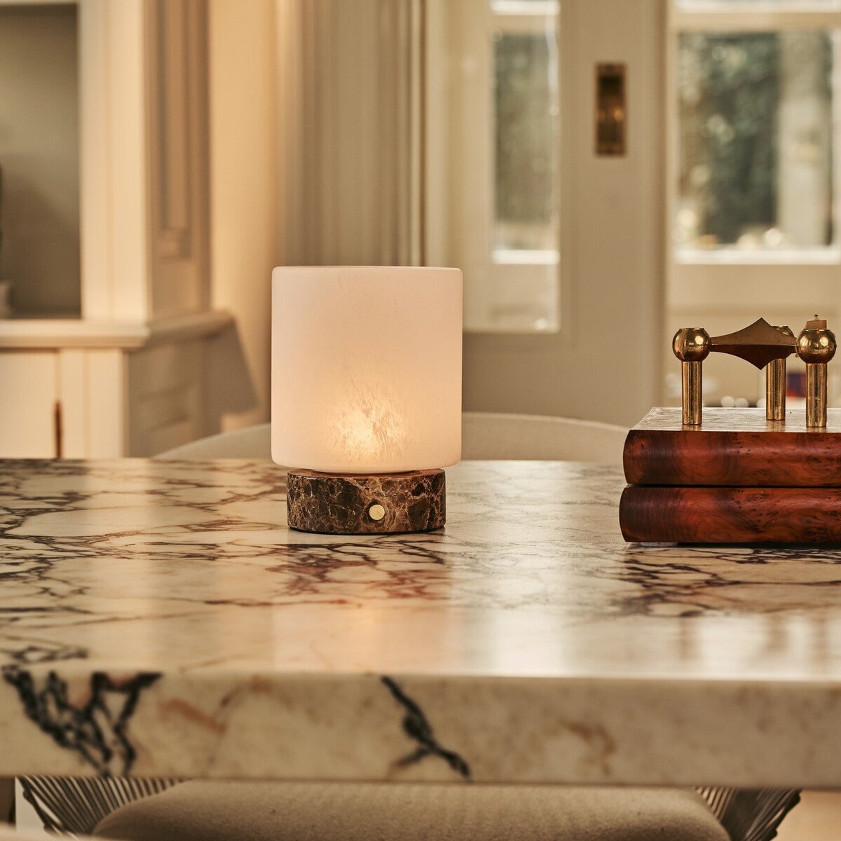 Cuyp cordless lamp warm ambient glow in living room