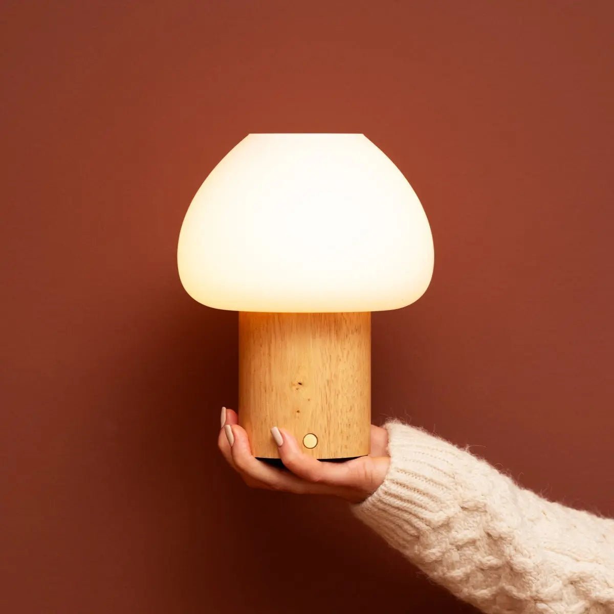 Fynn rechargeable lamp touch-dim close-up
