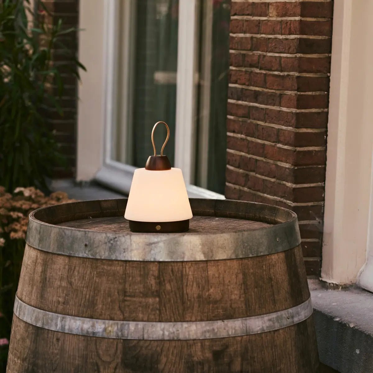 Liv leather lamp touch-dim function close-up