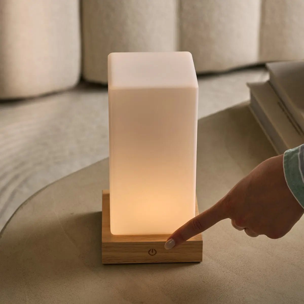 Zayn rechargeable lamp touch-dim function close-up