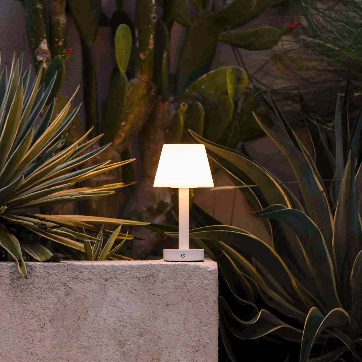 Zoe white lamp USB-C charging detail