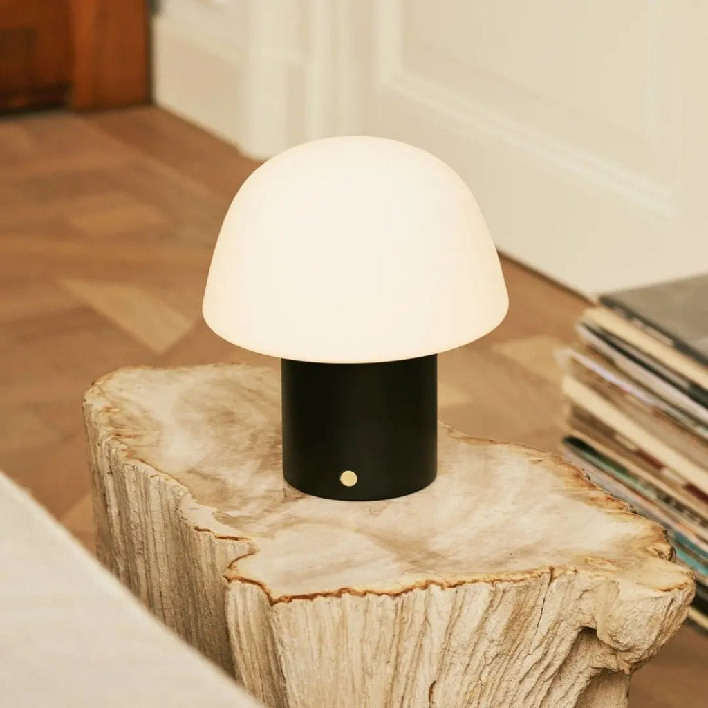 Yannick lamp USB-C charging detail
