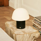 Yannick lamp USB-C charging detail