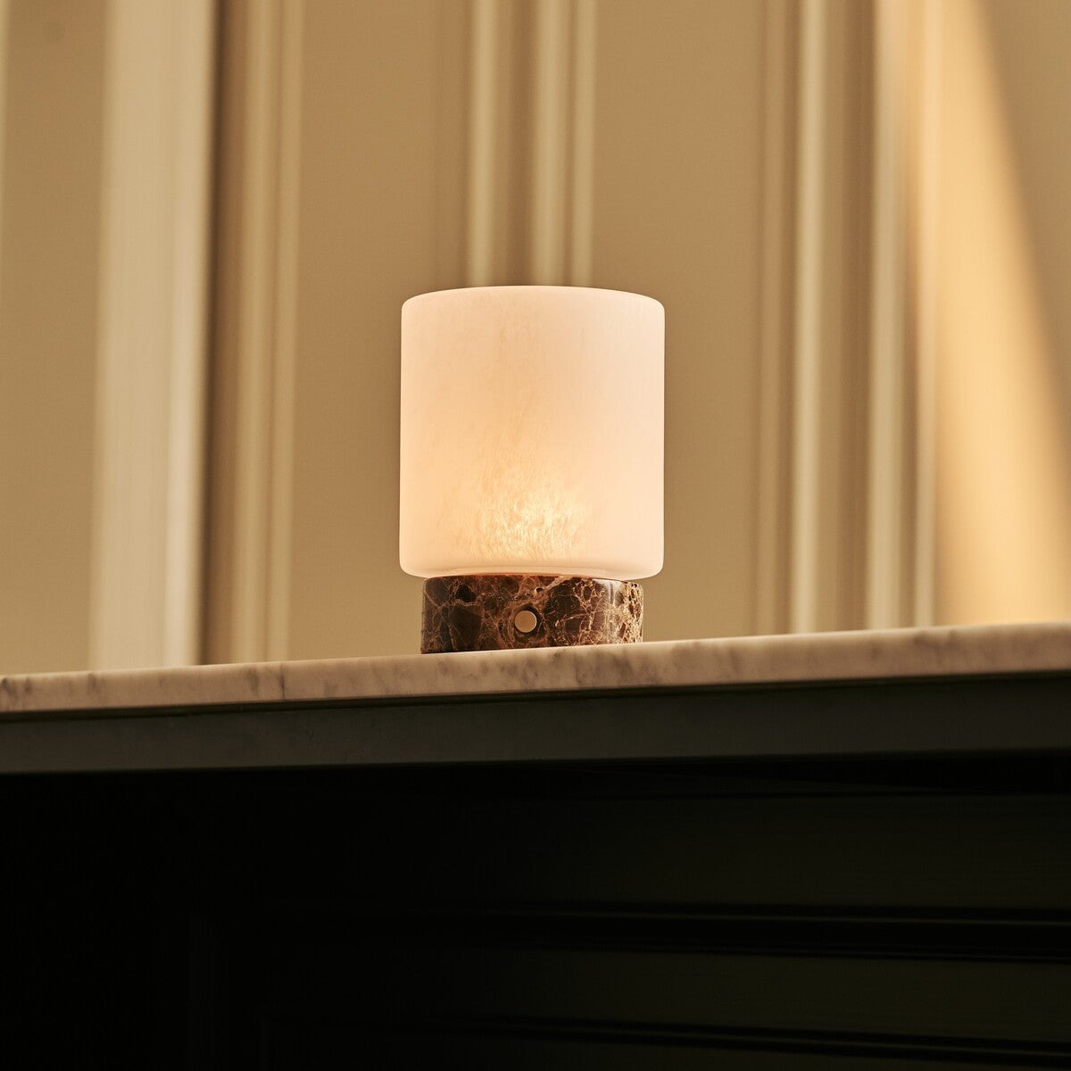 Cuyp marble lamp full product view on white background
