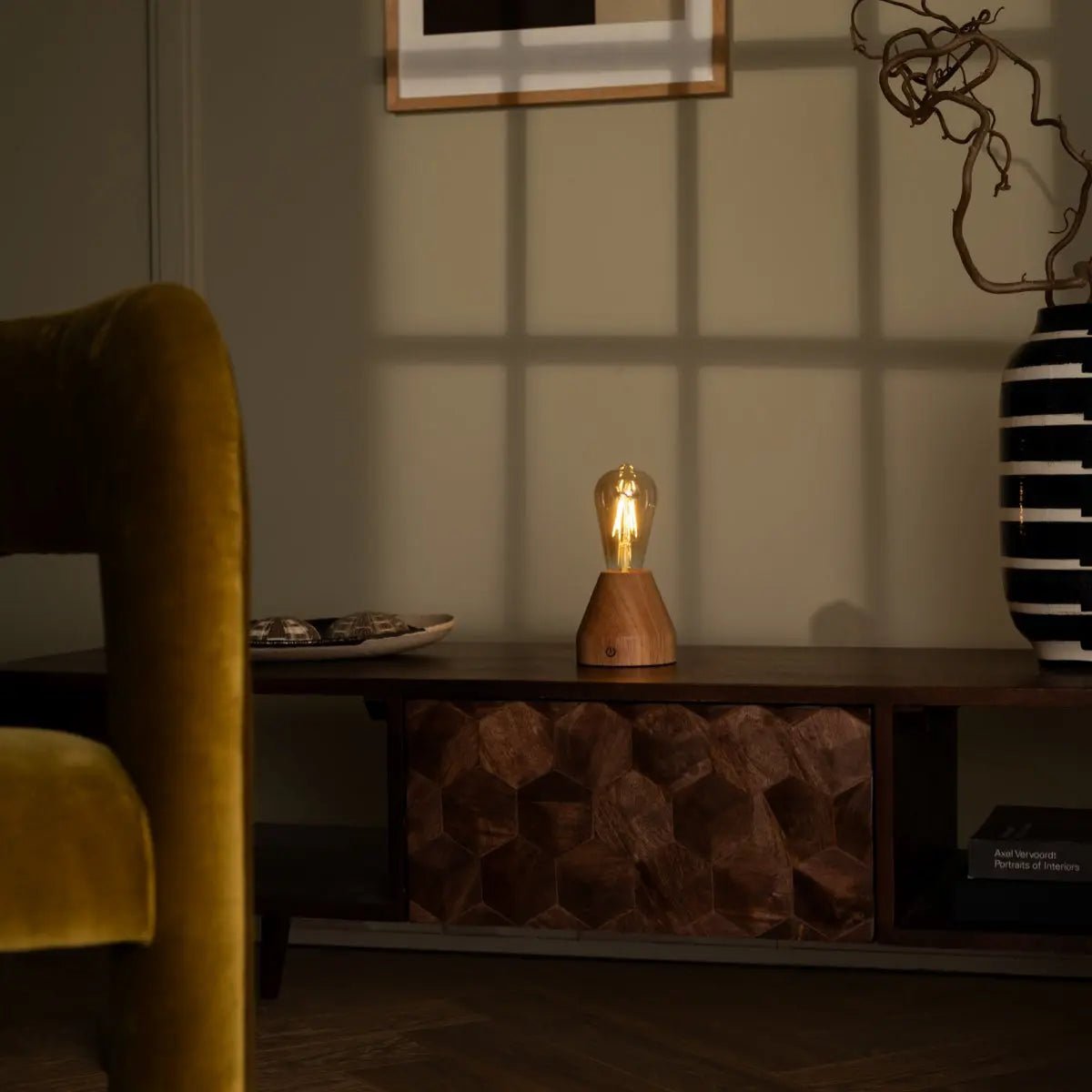 Zavi lamp USB-C charging detail