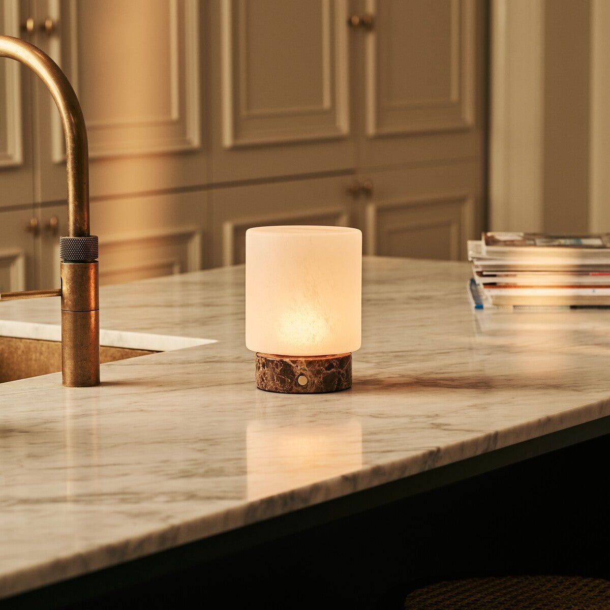 Cuyp marble lamp side view showing dark stone base