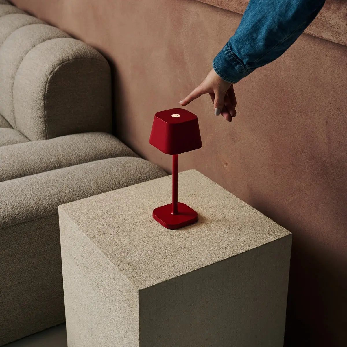 Remi rechargeable lamp touch-dim function close-up