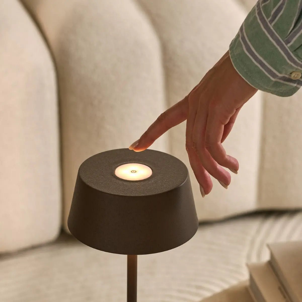 Hugo mocha brown lamp USB-C charging detail