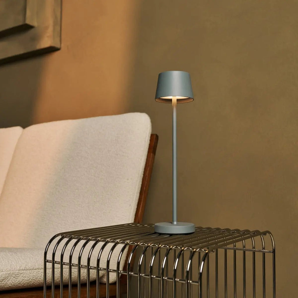 Vondel mouse grey lamp glowing on restaurant table