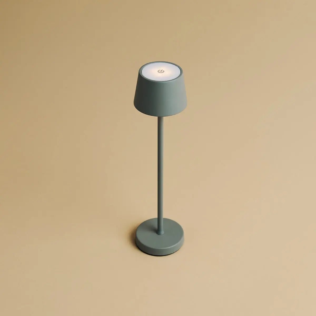 8 Vondel lamps on Central Station Dock for simultaneous charging