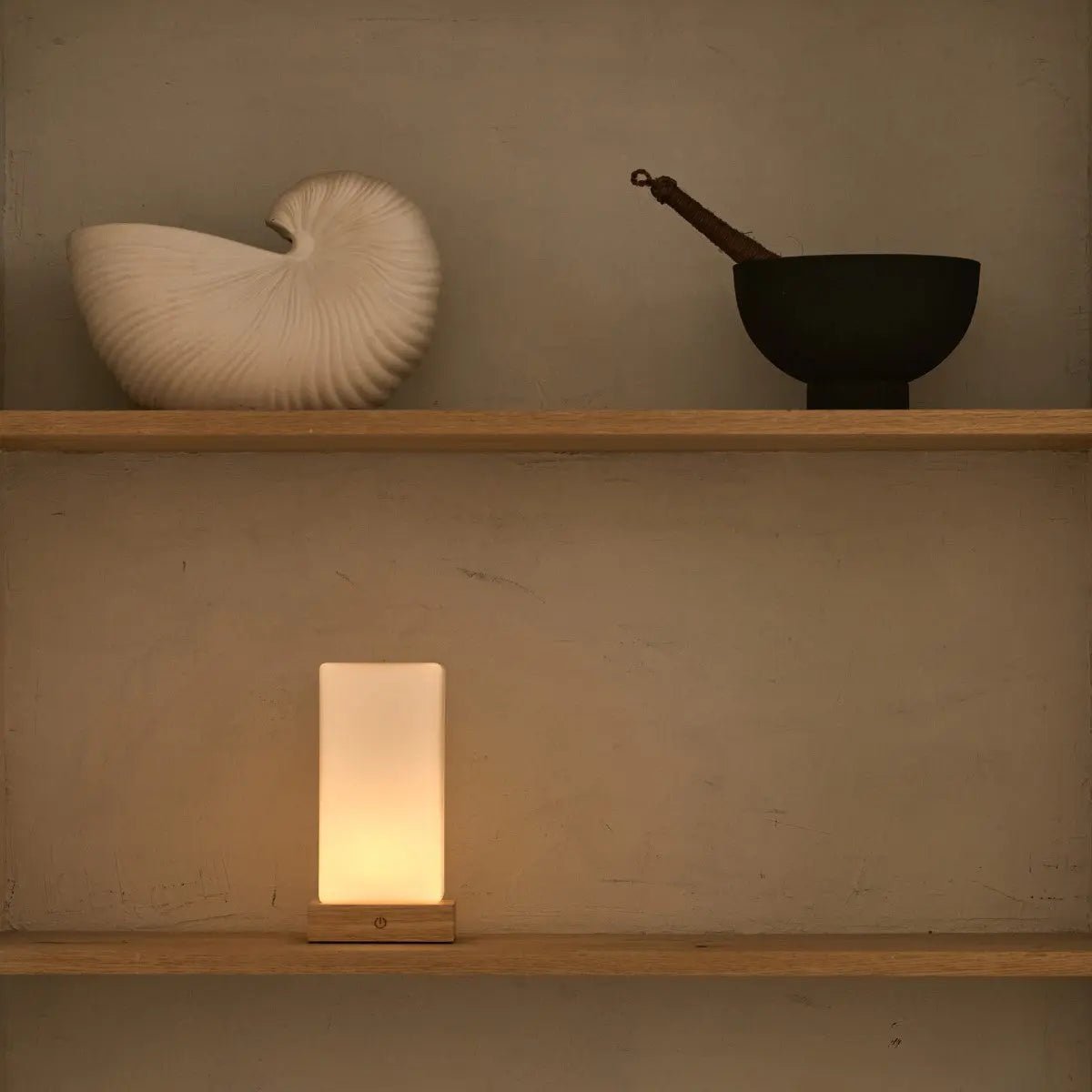 Zayn table lamp USB-C charging port detail