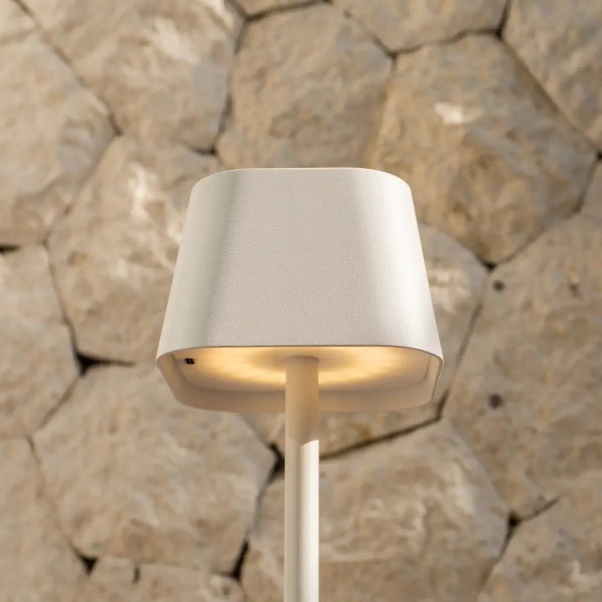 Ava rechargeable lamp 5200 mAh battery detail