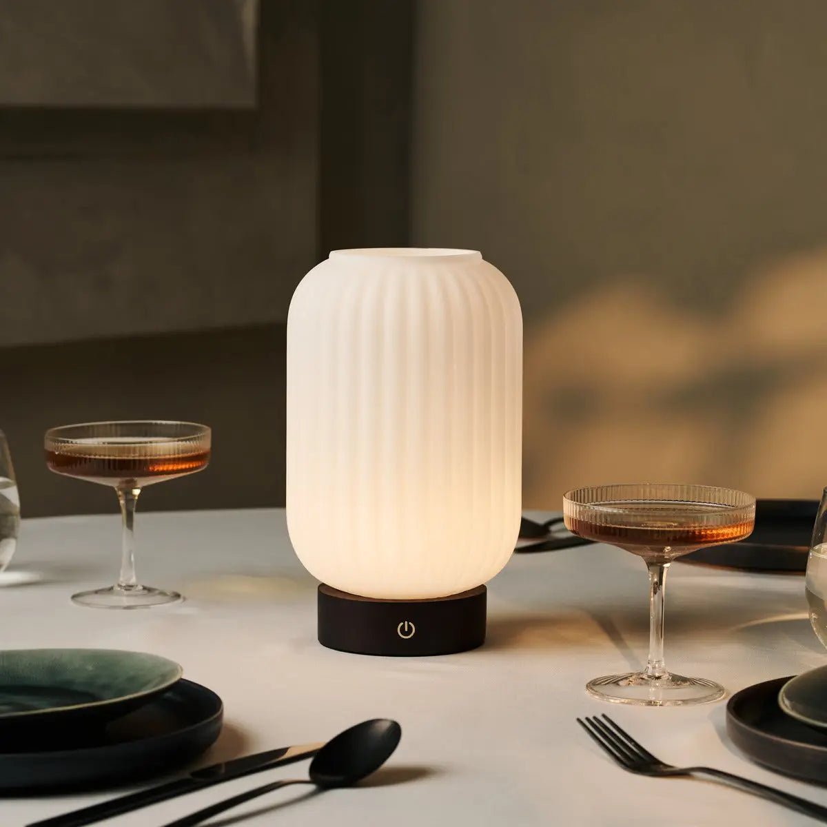 Lilly wood glass lamp USB-C charging detail