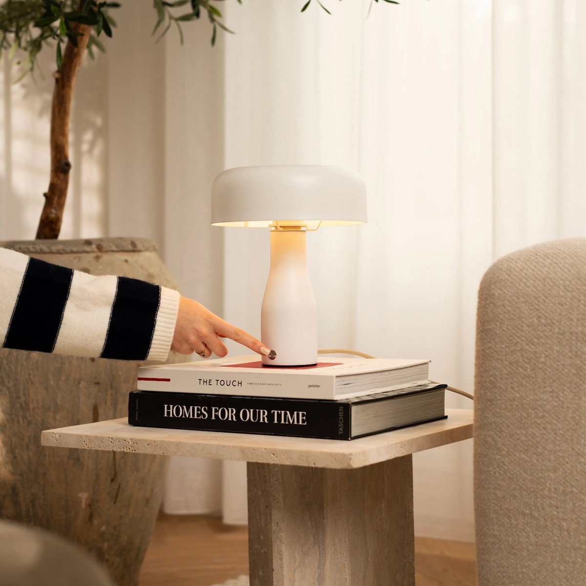 Vento metal lamp side view showing angled shade and base