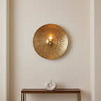 Volle Maan Brass Wall Lamp in hal op witte pleistermuur
