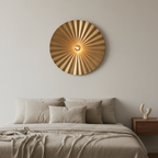 Tsijn Brass Wall Lamp in slaapkamer boven linnen bed
