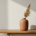 Clay Echo Terracotta Vase L op eiken console met pampas gras