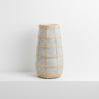 The Cutie Concrete Rattan Vase L op witte plank, leeg